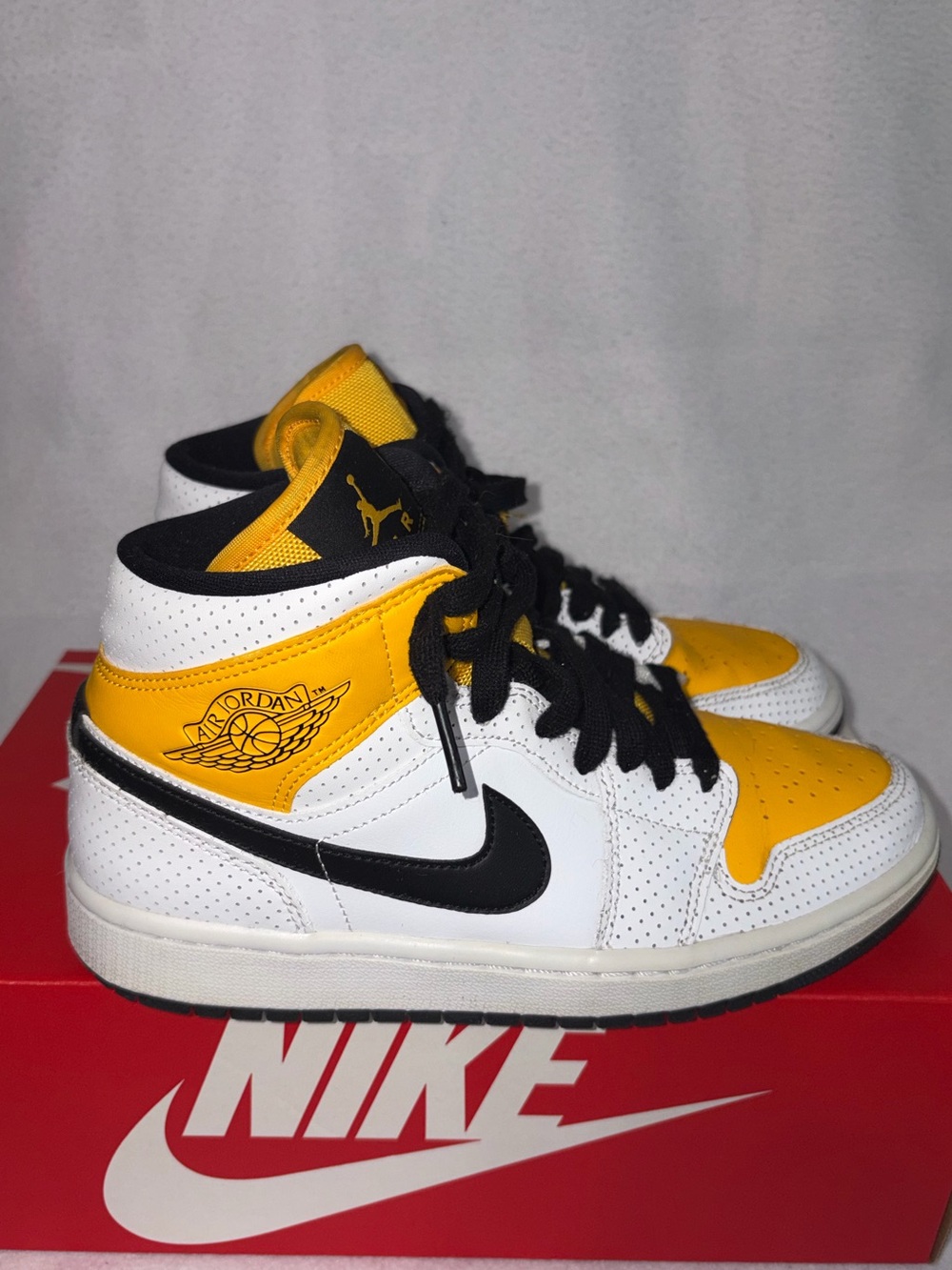 Nike Air Jordan women’s size 8 Black & Yellow